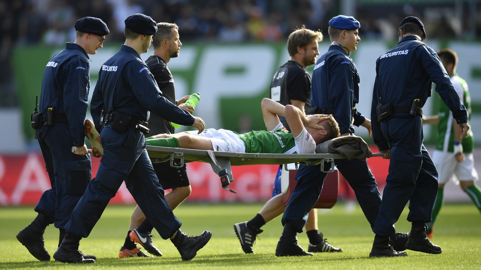 St. Gallens Cedric Itten wird abtransportiert, beim Fussball Super-League Spiel zwischen dem FC St. Gallen und dem FC Lugano, am Sonntag, 23. September 2018, im Kybunpark in St. Gallen. (KEYSTONE/Gian ...