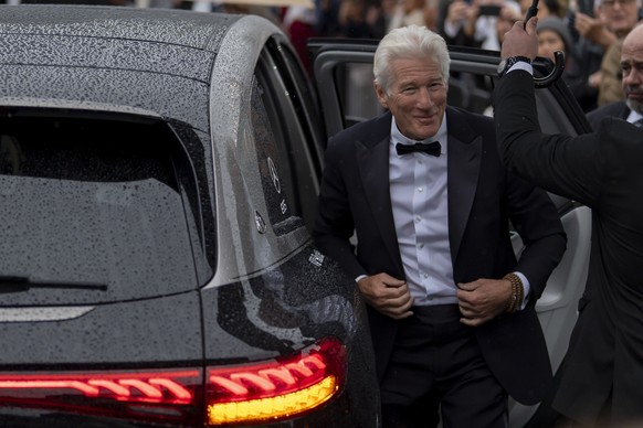 epa11649658 US actor Richard Gere arrives on the Green Carpet before screening the movie &#039;Wisdom of Happiness&#039; at the 20th Zurich Film Festival (ZFF), in Zurich, Switzerland, 08 October 2024 ...