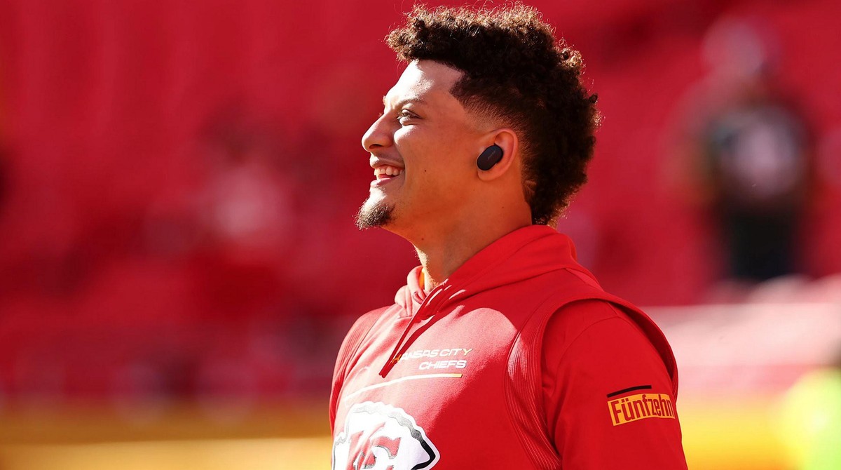 Patrick Mahomes mit deutschem Schriftzug auf dem Oberarm.