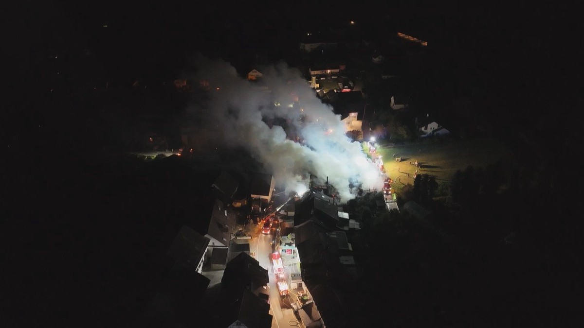 Feuer-in-Hallau-SH-Beh-rden-warnen-vor-starker-Rauchentwicklung