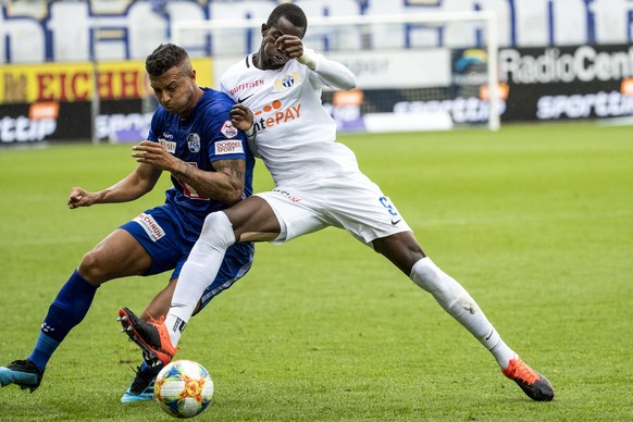 Luzerns Lucas Alves, links, im Kampf um den Ball gegen Zuerichs Assan Ceesay, rechts, im Fussball Meisterschaftsspiel der Super League zwischen dem FC Luzern und dem FC Zuerich in der Swissporarena in ...