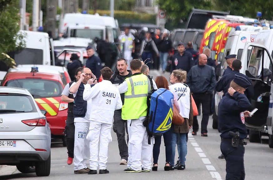 epa07554482 Police secure the area around a bar in Blagnac near Toulouse, southern France, 07 May 2019. A man is holding four persons as hostages. EPA/Frederic Scheiber