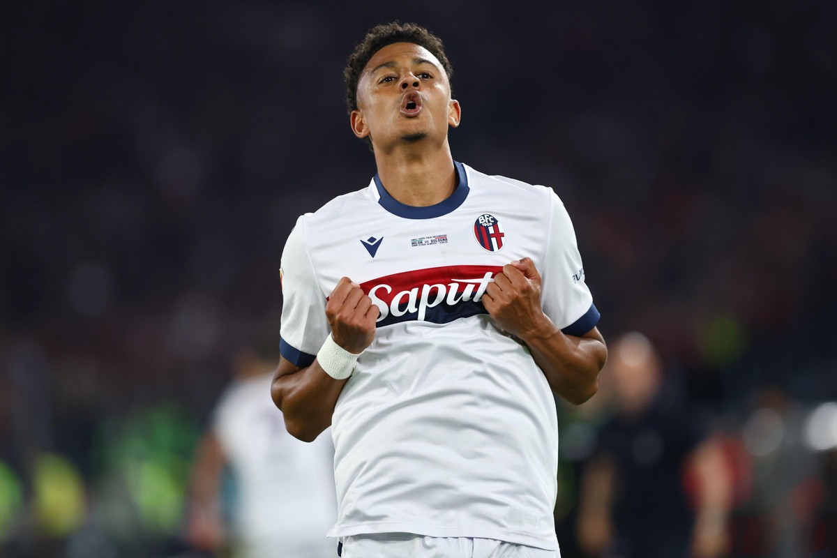 epa12100887 Dan Ndoye of Bologna gestures after scoring the 0-1 goal during the Italian Cup final soccer match between AC Milan and Bologna FC in Rome, Italy, 14 May 2025. EPA/FEDERICO PROIETTI