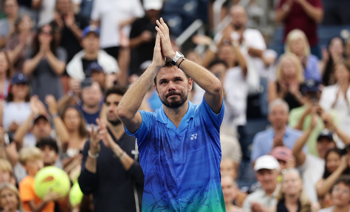 Stan Wawrinka, of Switzerland, gestures to the crowd after he lost to Matteo Berrettini, of Italy, during the first round of the U.S. Open tennis championships Monday, Aug. 31, 2026, in New York. (AP  ...