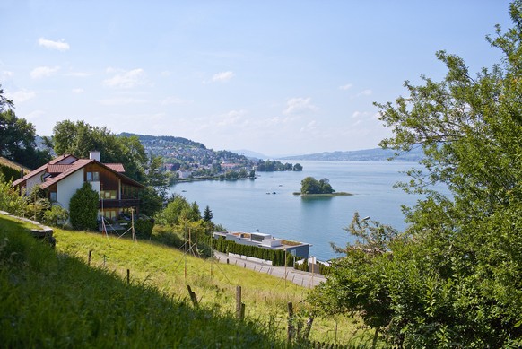 Single-family homes on the shores of Lake Zurich, pictured on June 18, 2009 in Baech in the canton of Schwyz, Switzerland. (KEYSTONE/Gaetan Bally) 

Einfamilienhaeuser am Ufer des Zuerichsees, aufgeno ...