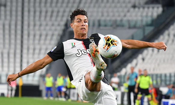 epa08567988 Juventus��� Cristiano Ronaldo in action during the italian Serie A soccer match Juventus FC vs UC Sampdoria at the Allianz stadium in Turin, Italy, 26 July 2020. EPA/ALESSANDRO DI MARCO