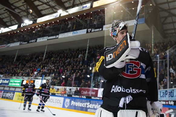 Fribourgs Torhueter Reto Berra wird von den Fans gefeiert, nach dem Eishockey Meisterschaftsspiel der National League zwischen dem HC Fribourg Gotteron und dem EHC Biel, am Dienstag, 16. Oktober 2018, ...