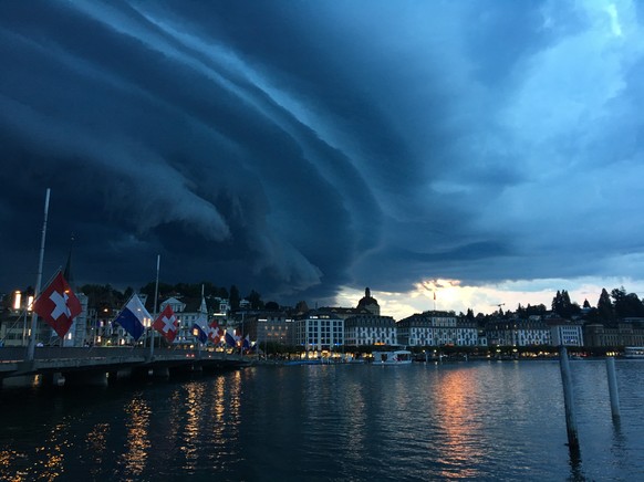 Heftige Gewitter zogen Ã¼ber die SchweizÂ â die Bilder sind atemberaubend
gestern in luzern, 20 uhr.