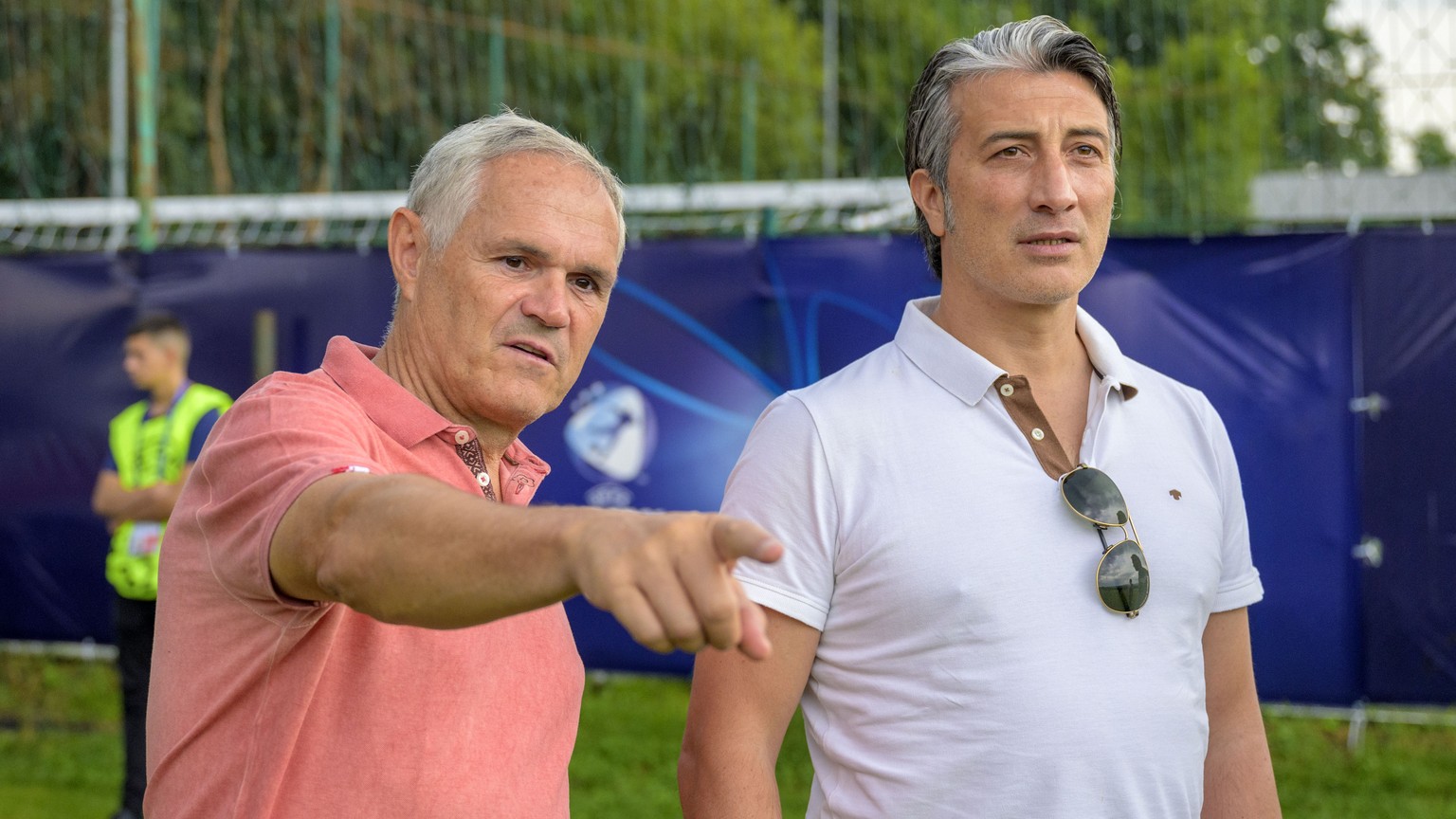 Pierluigi Tami, Direktor der Schweizer Nationalteams, links, und Murat Yakin, Trainer der Schweizer A-Fussballnationalmannschaft, rechts, besuchen das Training der Schweizer U21-Fussballnationalmannsc ...