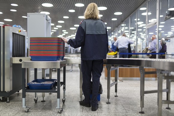 ZU DEN SICHERHEITSKONTROLLEN AM FLUGHAFEN ZUERICH STELLEN WIR IHNEN HEUTE NEUES BILDMATERIAL ZUR VERFUEGUNG --- Sicherheitsangestellte der Kantonspolizei Zuerich kontrollieren am Flughafen Zuerich Klo ...