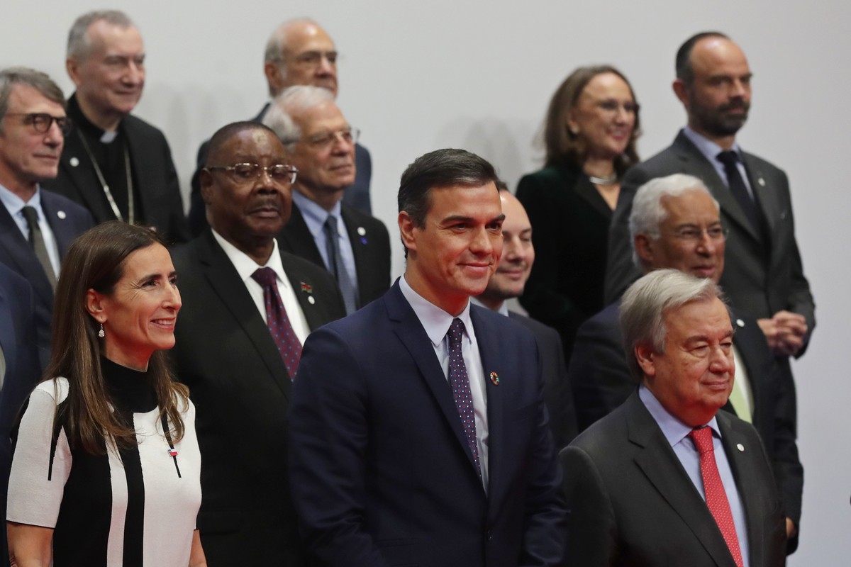 Spain's caretaker Prime Minister Pedro Sanchez, center, stands with Chilean Environment Minister Carolina Schmidt, front left and Antonio Guterres, Secretary-General of the United Nations, front  ...
