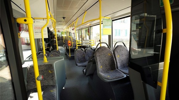 Der unbekannte Mann fuhr mit der jungen Frau im gleichen Bus, bevor er sie zu Boden riss. (Symbolbild)