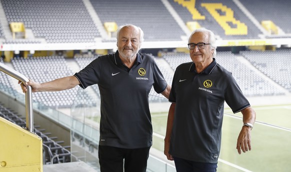 Andy Rihs, links, und Hansueli Rihs, rechts, Investoren der Sport und Event Holding AG, posieren nach einer Medienkonferenz von BSC Young Boys im Stade de Suisse, am Montag, 19. September 2016, in Ber ...