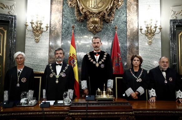 epa07829831 King Felipe VI of Spain (C) chairs the opening of the judicial year next to the President of the Supreme Court, Carlos Lesmes (2-L), General Attorney Maria Jose Segarra (L) and acting Mini ...