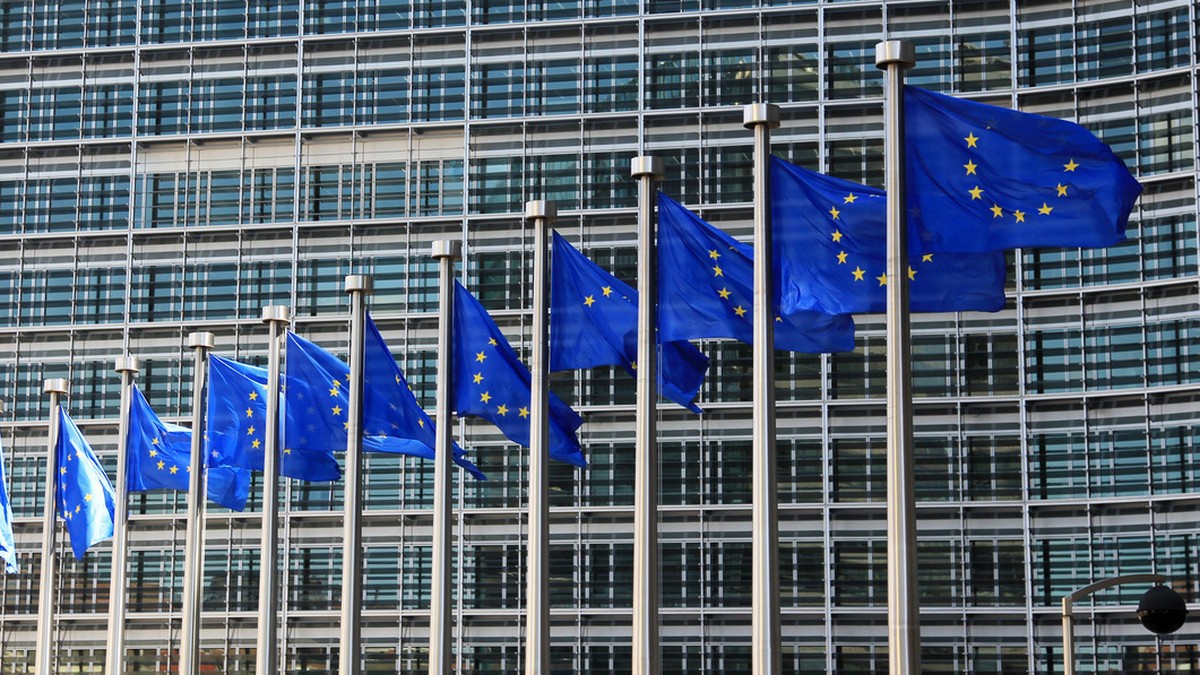 APA17433002-2 - 13032014 - WIEN - ÖSTERREICH: ZU APA-TEXT AI - THEMENBILD: Illustration zum Thema EU / EU-Wahl. EU-Fahnen vor dem Gebäude der Europäischen Kommission in Brüssel aufgenommen am 14. Juni ...