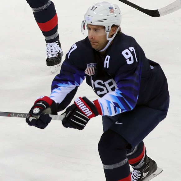 epa06544726 Matt Gilroy (R) of USA in action against Lukas Cingel (L) of Slovakia during the men&#039;s Qualifications match between USA and Slovakia at the Gangneung Hockey Centre at the PyeongChang  ...