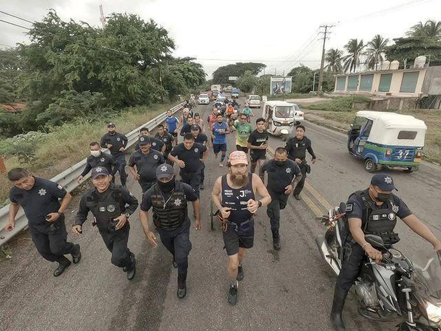 Man weiss nicht recht, ob das Polizeidepartemnt von Juchitan hier freiwillig mitrennt.