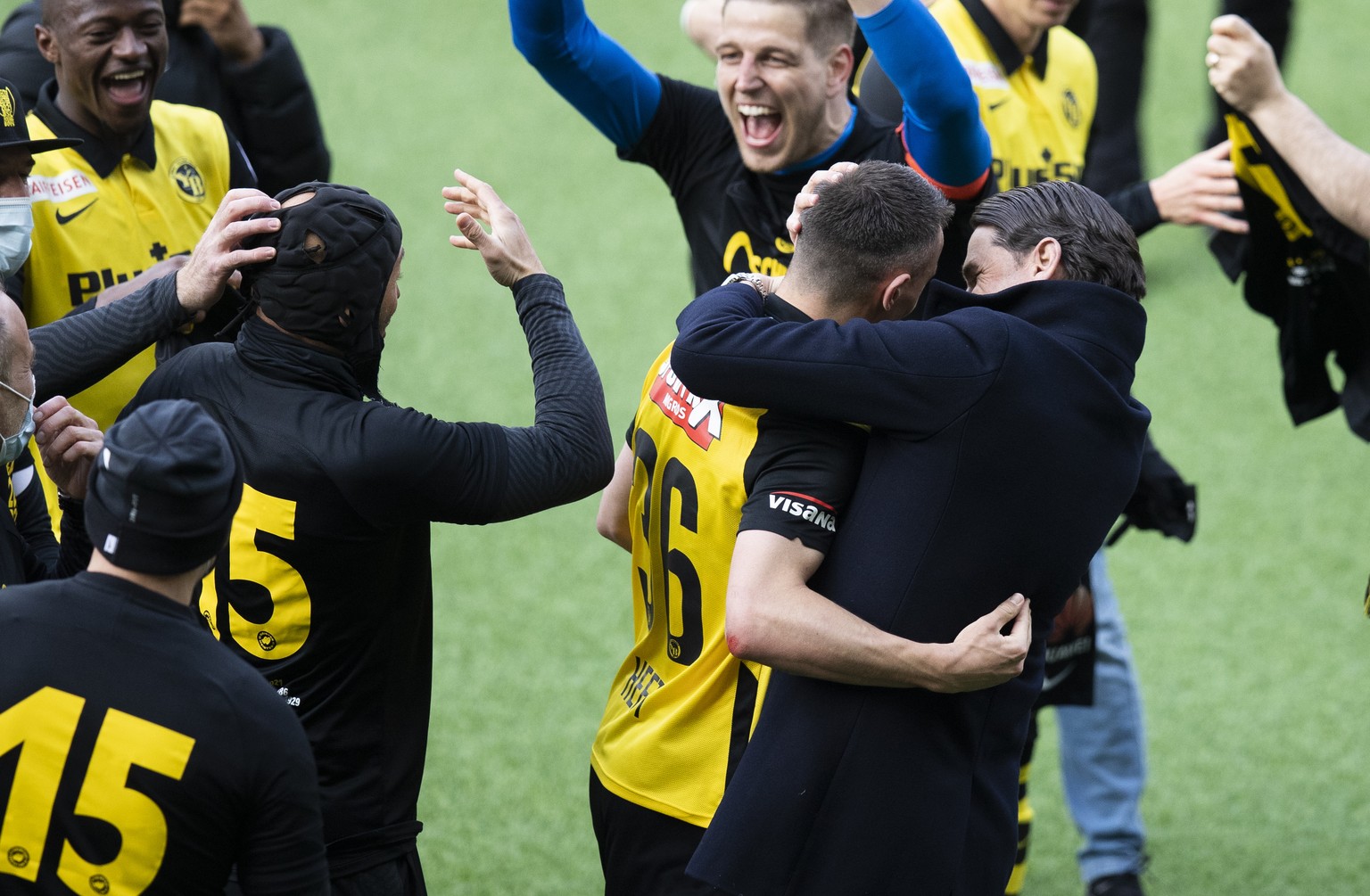 YBs Trainer Gerry Seoane, vorne rechts, umarmt Silvan Hefti, waehrend Torhueter David von Ballmoos und seine Teamkollegen sich ueber den Meistertitel freuen, nach dem Super League Spiel zwischen dem B ...