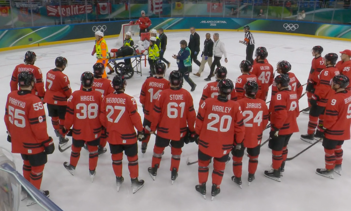 Die Olympischen Spiele sind für den Schweizer Eishockeyspieler Kevin Fiala vorbei. Beim 1:5 gegen Kanada zieht er sich eine Beinverletzung zu. Als er vom Eis gebracht wird, kommt es zu einem Gänsehaut ...