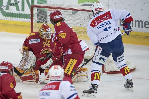 Tigers Goalie Ivars Punnenovs, links, ist nach dem Tor zum 0:1 von Zuerich&#039;s Patrick Thoresen, rechts, geschlagen, im Eishockey National League A Spiel, zwischen den SCL Tigers und den ZSC Lions, ...
