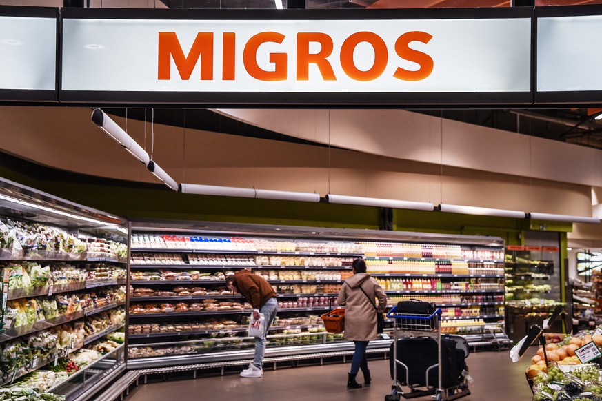 ARCHIVBILD ZUM UMSATZ DER MIGROS IM GESCHAEFTSJAHR 2021, AM DIENSTAG, 18. JANUAR 2022 - Das Migros Logo beim Ladeneingang, fotografiert am Samstag, 17. Februar 2018, am Flughafen Zuerich. (KEYSTONE/Me ...