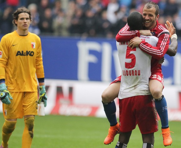 Johan Djourou feiert mit Rafael van der Vaart, Marwin Hitz ist frustriert.