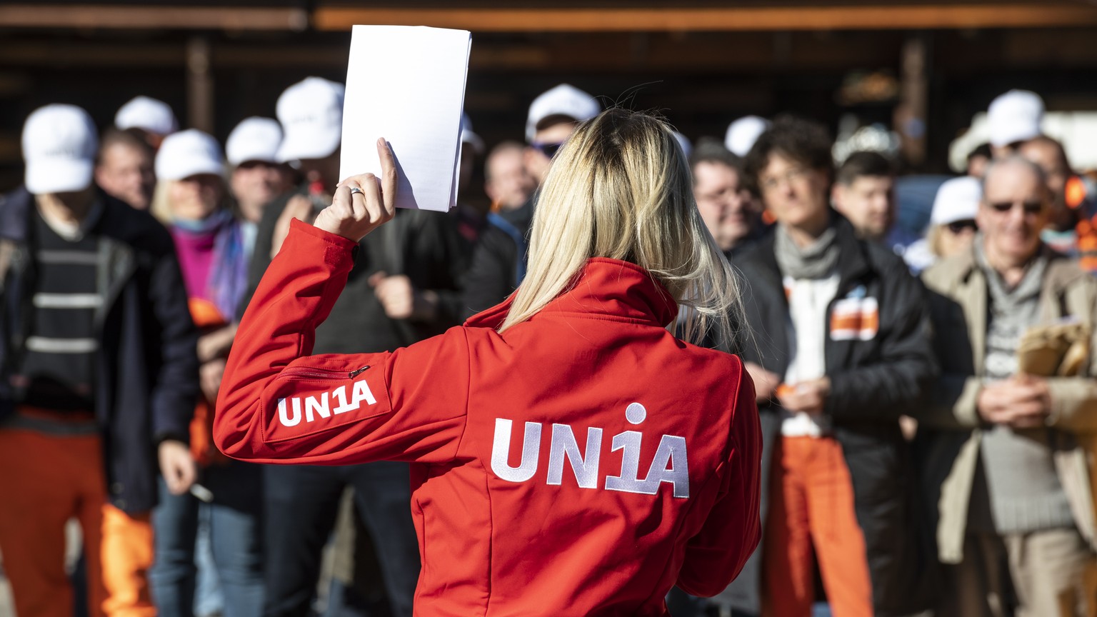 Une personne avec une veste Unia parle lors de la manifestation pour protester contre la revision de la Caisse de prevoyance du personnel de la ville de Fribourg (CPPVF), ce lundi, 18 fevrier 2019, au ...