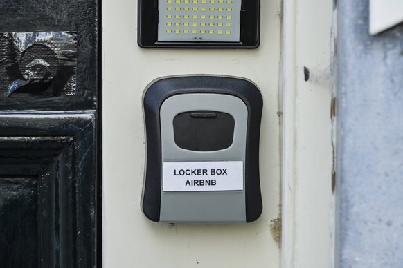 Schl�sselbox f�r Ferienwohnung AirBnB, Amsterdam, Niederlande *** Key box for AirBnB vacation rental, Amsterdam, Netherlands