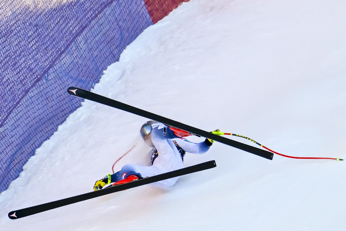epa11073317 Aleksander Aamodt Kilde of Norway crashes during the Men's downhill race at the FIS Alpine Skiing World Cup in Wengen, Switzerland, 13 January 2024. EPA/PETER SCHNEIDER
