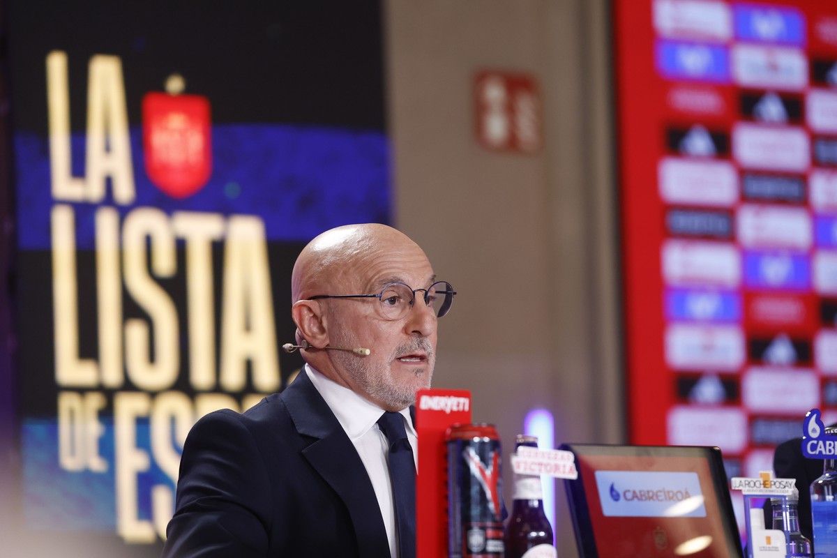epa12992606 Spanish national team head coach Luis de la Fuente announces the final list of the 26 players for the 2026 World Cup during an act held in Madrid, Spain, 25 May 2026. EPA/Javier Lizon