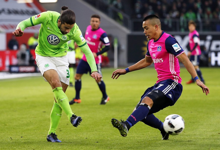 epa05738747 Wolfsburg&#039;s Ricardo Rodriguez (L) in action against Hamburg&#039;s Bobby Wood (R) during the German Bundesliga soccer match between VfL Wolfsburg and SV Hamburg in Wolfsburg, Germany, ...