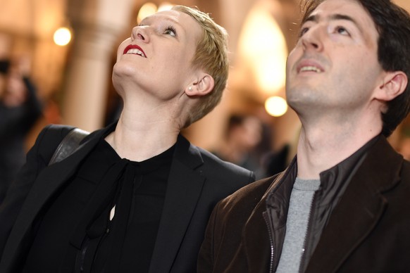 Gabriela Rothenflu, links, (Co-Praesidium SP Stadt Zuerich ) und Davy Graf, rechts, Fraktionsprasident verfolgen die Wahlen im Zurcher Stadthaus am Sonntag, 4. Maerz 2018. (KEYSTONE/Walter Bieri)