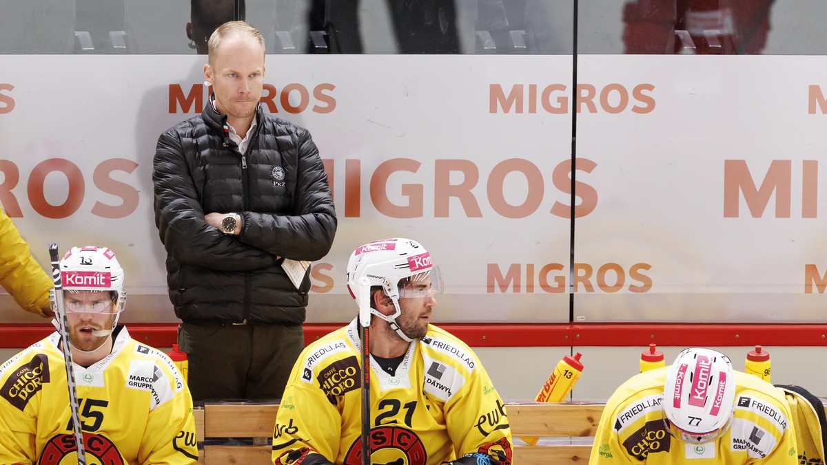 Bern's Head coach Johan Lundskog reacts behind his players Bern's forward Oscar Lindberg #15, Bern's forward Simon Moser #21 and Bern's forward Colton Sceviour #77, during a Nation ...