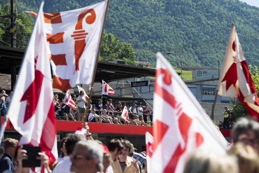 Les militants pro-jurassiens attendent le resultat sur la place de la gare ce dimanche 18 juin 2017 a Moutier. Le 18 juin, les citoyens de Moutier doivent choisir entre le maintien dans le Canton de B ...