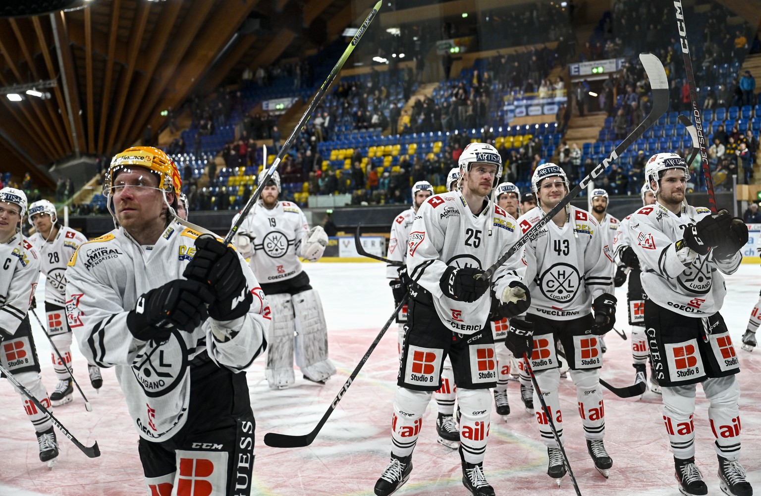 Jubel bei den Luganesi nach dem gewonnenen Spiel mit PostFinance TopScorer Markus Granlund, Mirco Mueller, Jeremi Gerber und Kris Bennett, im Eishockey-Qualifikationsspiel der National League zwischen ...