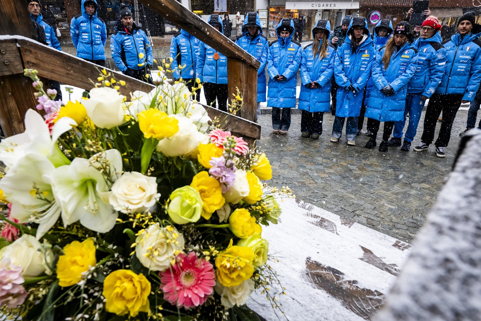epa12687525 The Italian women ski team with Sofia Goggia (3-R) pay tribute to the victims front of the entrance of the 'Le Constellation' bar after the fire at the bar and lounge in Crans-Mo ...
