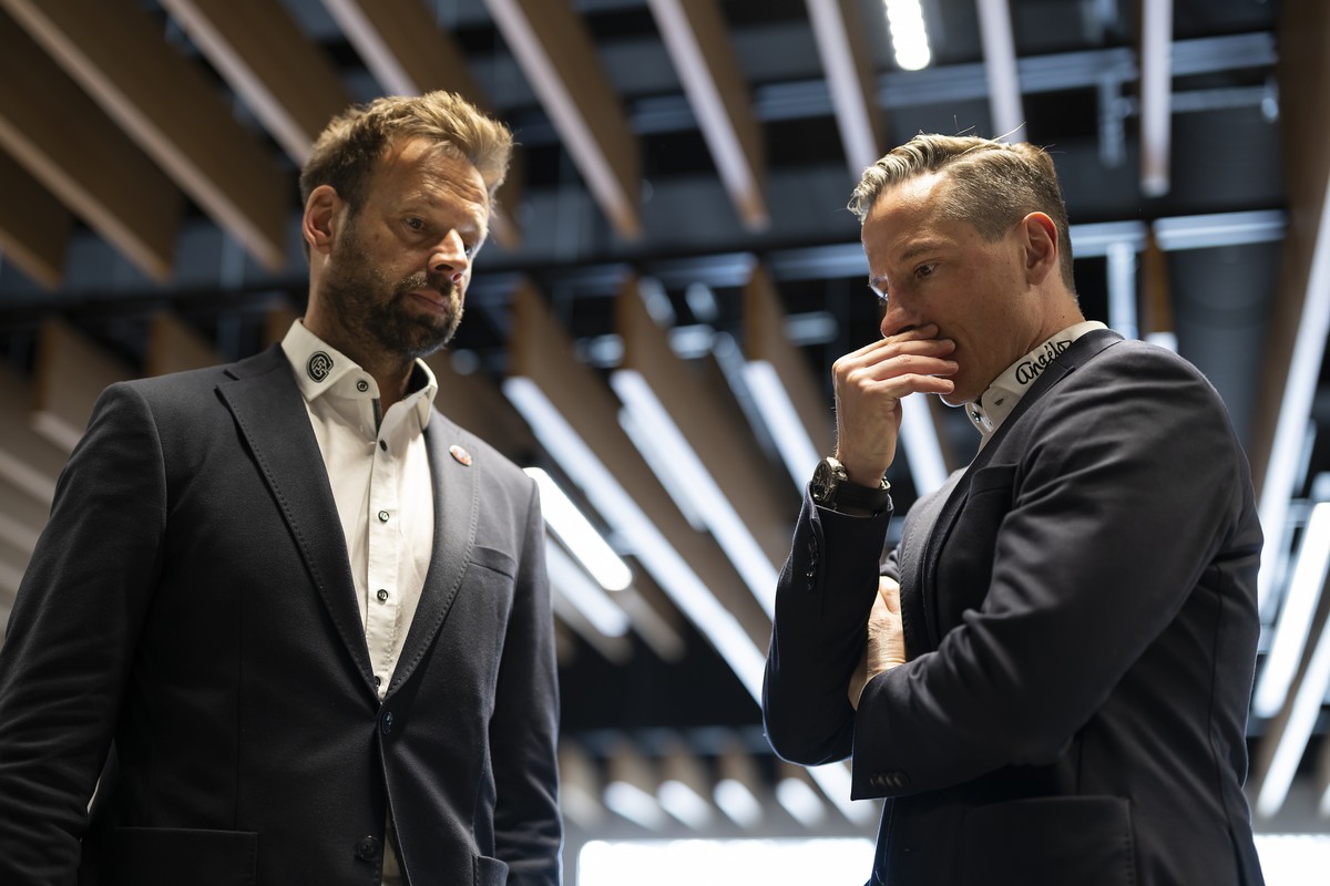 Gerd Zenhaeusern, directeur sportif du HC Fribourg-Gotteron, a gauche, et John Gobbi, directeur general du HC Fribourg-Gotteron, a droite, reagissent lors d'un echange avec les differents represe ...