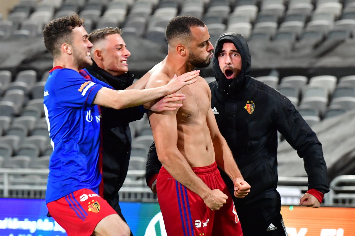 epa09431200 Basel's Arthur Cabral (2R) celebrates after his decisive penalty defeating Hammarby IF during the UEFA Conference League second leg play-offs soccer match between Hammarby IF and FC B ...