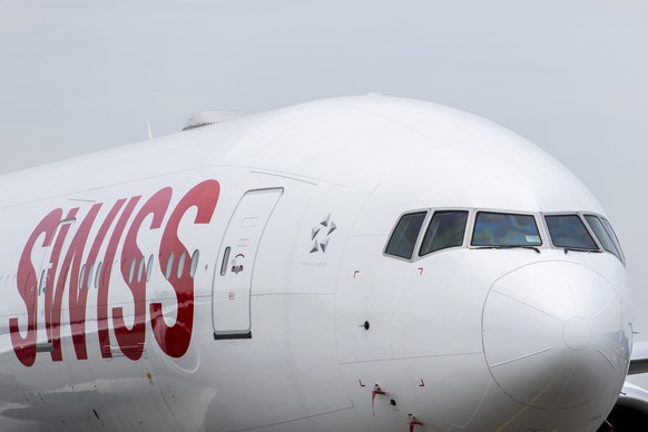 ARCHIVBILD ZU DEN HALBJAHRESZAHLEN 2019 DER SWISS AIRLINES, AM DIENSTAG, 30. JULI 2019 ---- Eine Boeing 777-300 der Swiss steht am Flughafen Zuerich am Montag, den 17. September 2018 in Kloten .(KEYST ...
