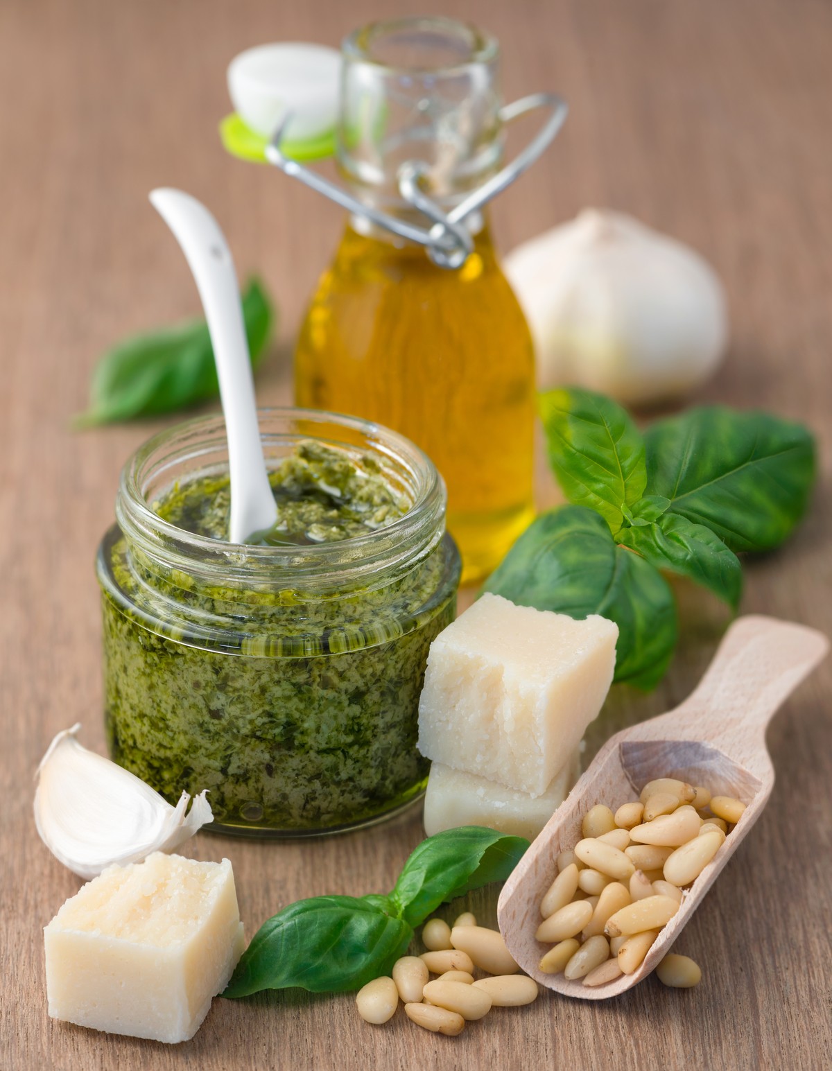 pesto home made zutaten basilikum pecorino parmiggiano parmesan knoblauch pinienkerne olivenöl