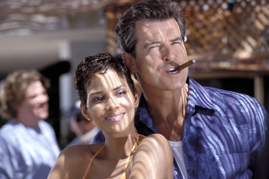Die beiden Hauptdarsteller des neuen James Bond Films &#039;Stirb an einem anderen Tag&#039; Halle Berry, links, und Pierce Brosnan geniessen einen drehfreien Moment in Cadiz, Spanien. Das neue Abente ...