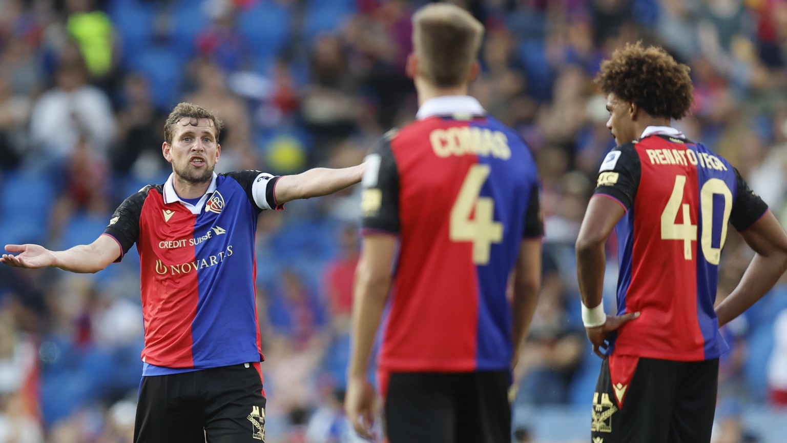 Basels Fabian Frei, links, schimpft mit seinen Teamkollegen Arnau Comas und Renato Veiga nach dem Tor zum 0-2 durch Lausannes Elies Mahmoud (nicht im Bild) im Super League Spiel zwischen dem FC Basel  ...