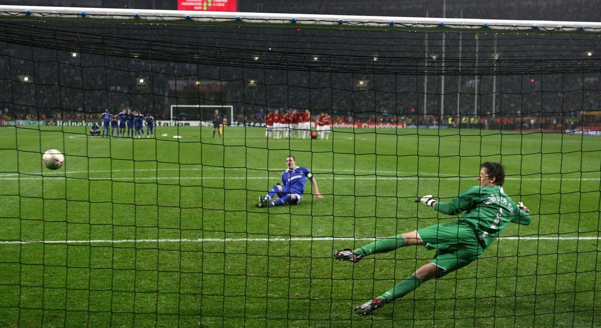 epa01353248 John Terry of Chelsea misses his penalty against Manchester United goalkeeper Edwin van der Sar during the UEFA Champions League final between Manchester United and FC Chelsea at the Luzhn ...