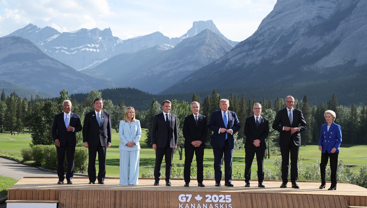 epa12180141 (L-R) European Council President Antonio Costa, Japanese Prime Minister Shigeru Ishiba, Italian Prime Minister Giorgia Meloni, French President Emmanuel Macron, Canadian Prime Minister Mar ...