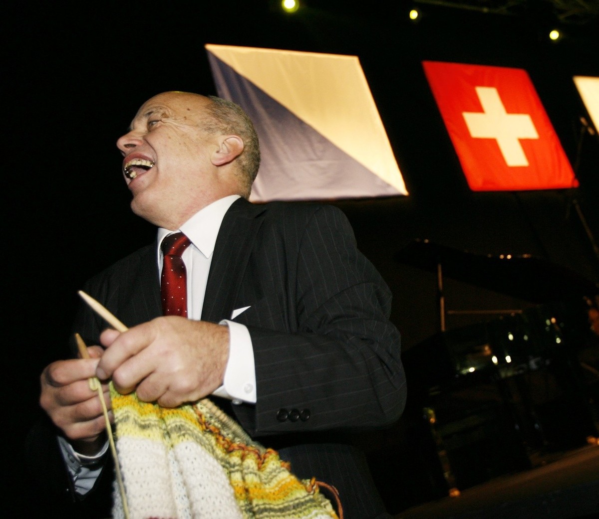 Der neue Bundesrat Ueli Maurer strickt am DRS3 Schal mit, der fuer einen guten Zweck versteigert werden soll, am Donnerstag, 18. Dezember 2008, anlaesslich der Feierlichkeiten in seiner Heimatgemeinde ...