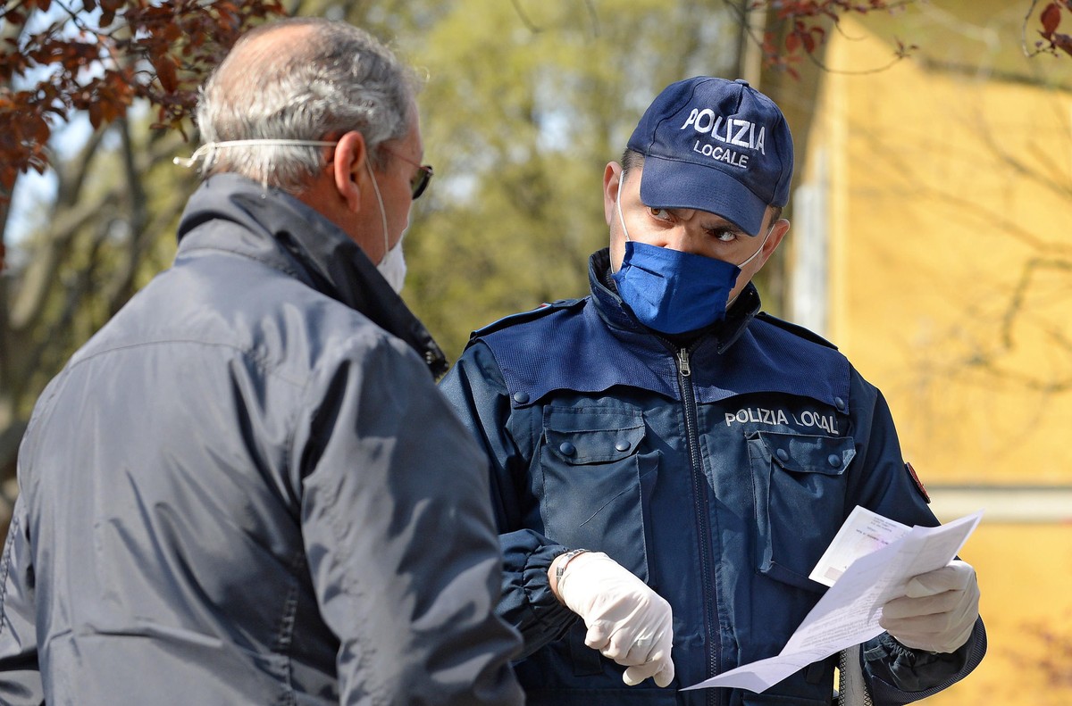 epa08321284 Italian law enforcement officers carry out controls during the country's lockdown due to the coronavirus Covid19 pandemic, in Sesto San Giovanni, near Milan, Italy, 25 March 2020. The ...