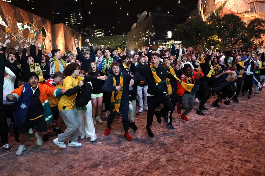 Football World Cup Australia Reaks Socceroos fans celebrate Australia's goal as they watch Australia play Denmark in FIFA World Cup, WM, WM, Fußball in Federation Square...