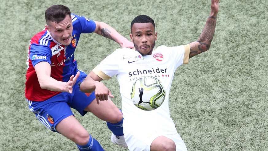 Basels Taulant Xhaka, links, gegen Thuns Chris Kablan, im Schweizer Fussball Cupfinalspiel zwischen dem FC Basel und dem FC Thun, am Sonntag 19. Mai 2019, im Stade de Suisse in Bern. (KEYSTONE/Thomas  ...