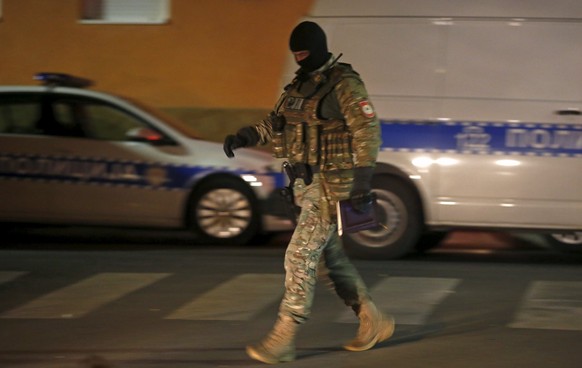 Ein Mitglied einer Spezialeinheit beim Einsatz nach dem Angriff.