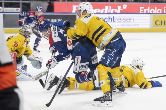 Rudolfs Balcers (ZSC) (links) kaempft um den Puck mit Klas Dahlbeck (HCD) (rechts) im Spiel der Eishockey National League zwischen ZSC Lions, ZSC, und HC Davos, HCD, vom Dienstag, 25. Februar 2025 in  ...